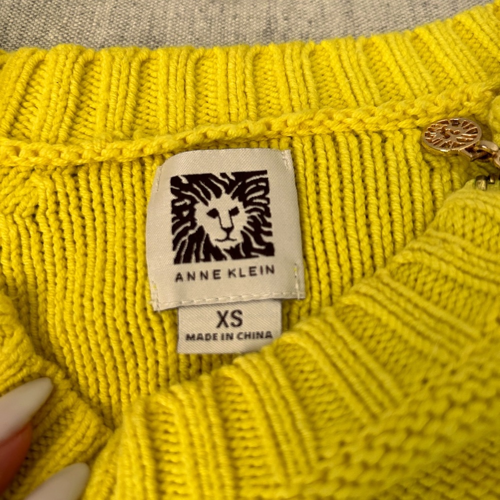 Anne Klein Bright Yellow Sweater size XS, beautiful zipper details on the sides